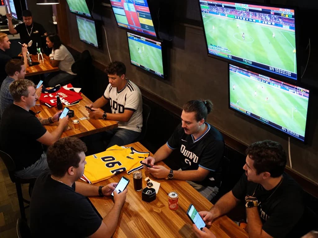 kp88 enhances betting excitement with friends at a lively sports bar during game day.